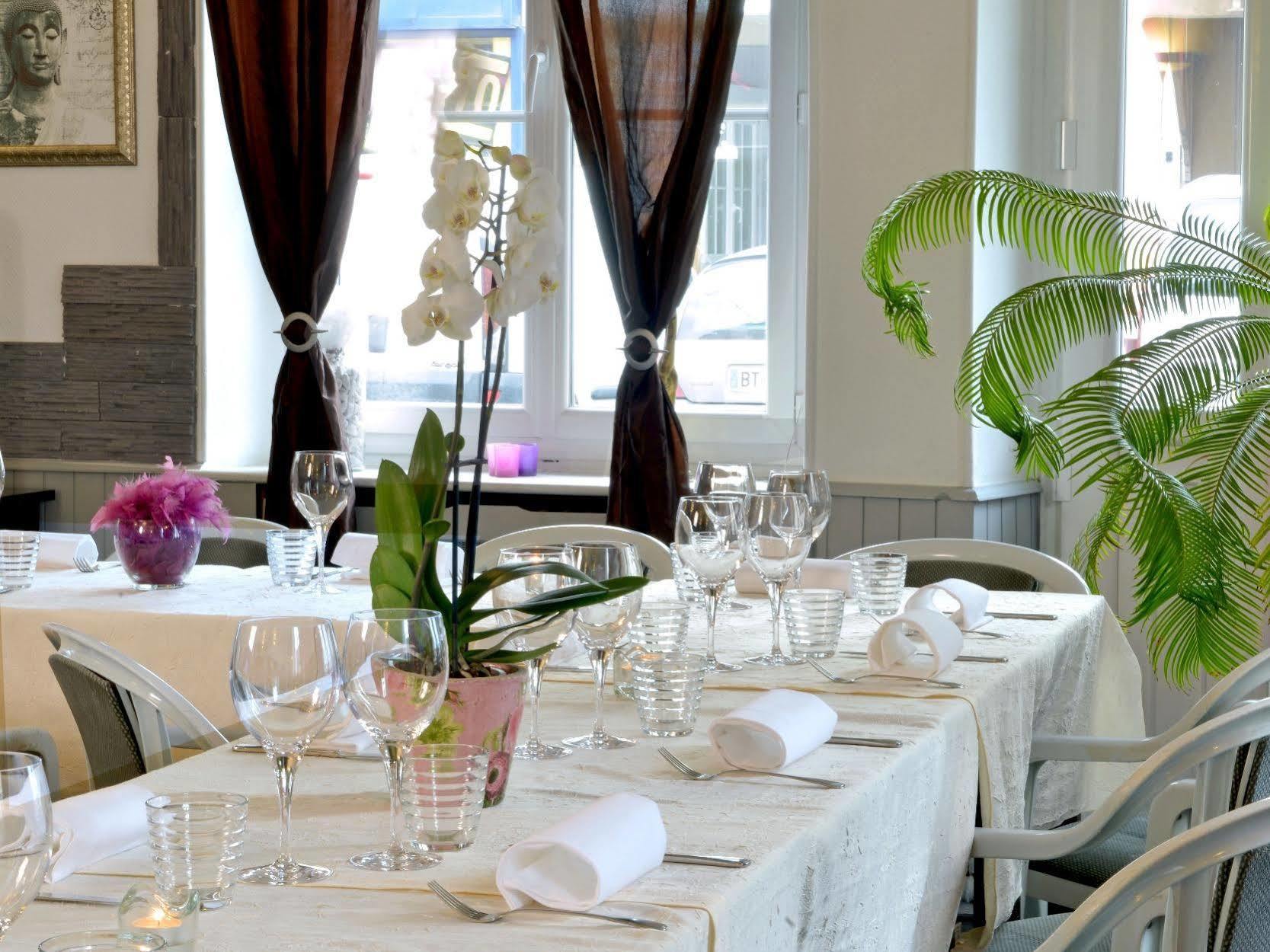 Logis Hotel Au Croissant Buzançais Екстериор снимка
